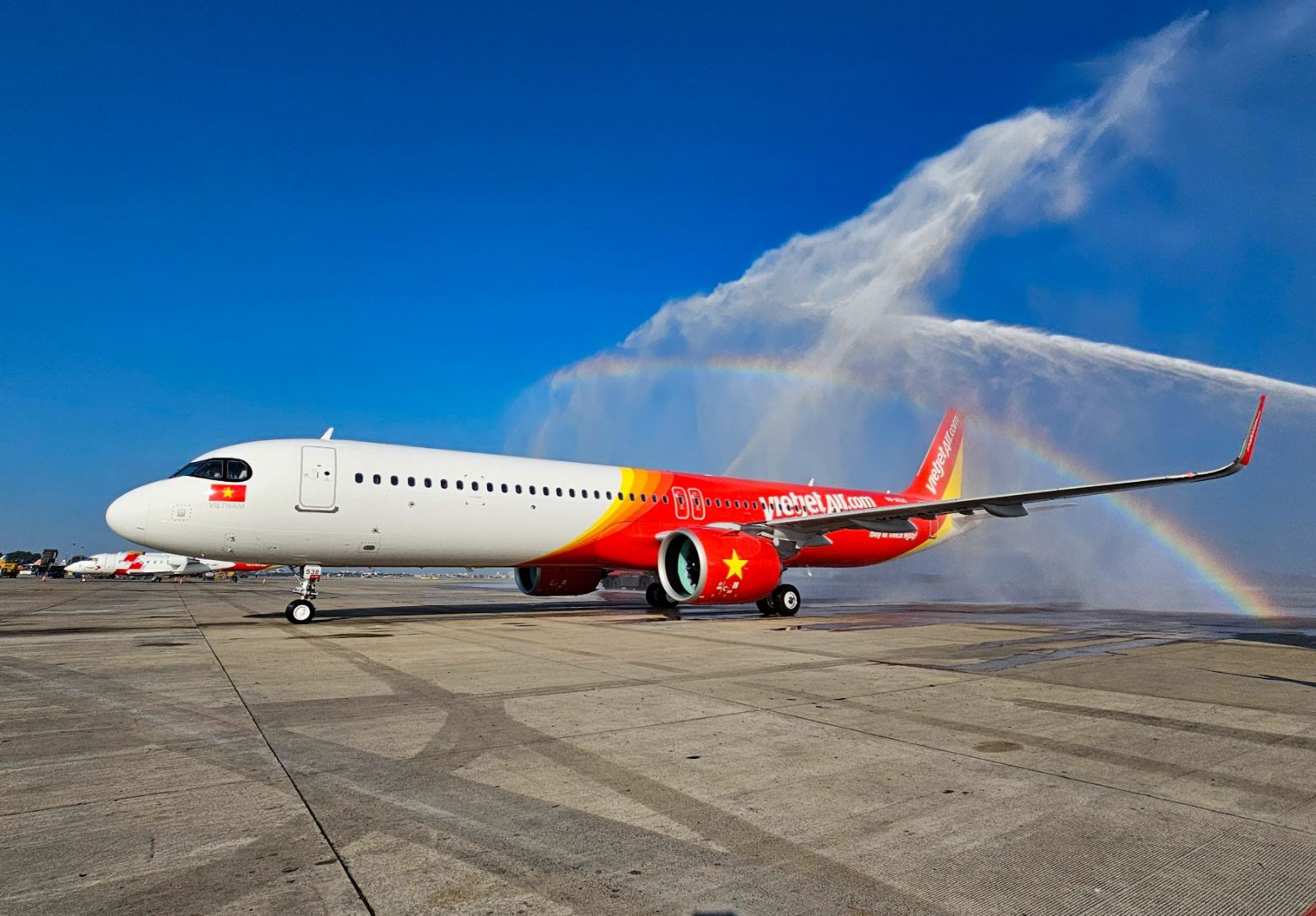 tạo ra màu sắc cho máy bay vietjet